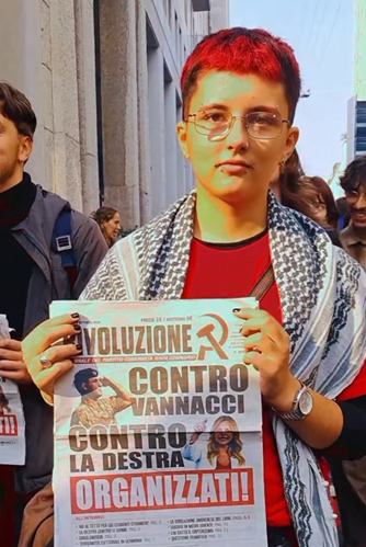 MattBrandiReal's tweet photo. Ciao, sono un* antifascist3 che si identifica in un tostapane.

Capelli rossi tinti col pomodoro San Marzano colto da Abdul (che lavora per il signor Fatturoni, che è anche mio padre), zero cura dell'estetica (che è un'imposizione del patriarcato cis bianco oggi anche senza glutine) e immancabili piercing perché sono ribbbbbbelle.

Indosso anche la kefiah perché sono contro Israele ma appoggio TUTTO ciò che è stato finanziato dai suoi sgherri: movimenti LGBT, femministe, ONG. 

Vedo fascismo anche nella forma delle nuvole e penso che il pericolo per l'Italia sia la Meloni. Cioè il governo che ha approvato la mia adorata legge sul femminicidio e fa entrare mezzo milione di immigrati coi decreti flussi. Ma Giorgia non lo sa che con loro farò la rivoluzione!

Ah, c'è pure Vannacci, che è pericolosissimo perché vuole stare con Giorgia (vedi sopra).

Apri le orecchie, italiano! Ancora fischia il vento, resistenza, no pasaran, hasta la... com'era? Vabbè, ci siamo capiti. Stiamo arrivando! No no, non oggi... c'è l'aperishushi eco-solidale. Facciamo domani?
