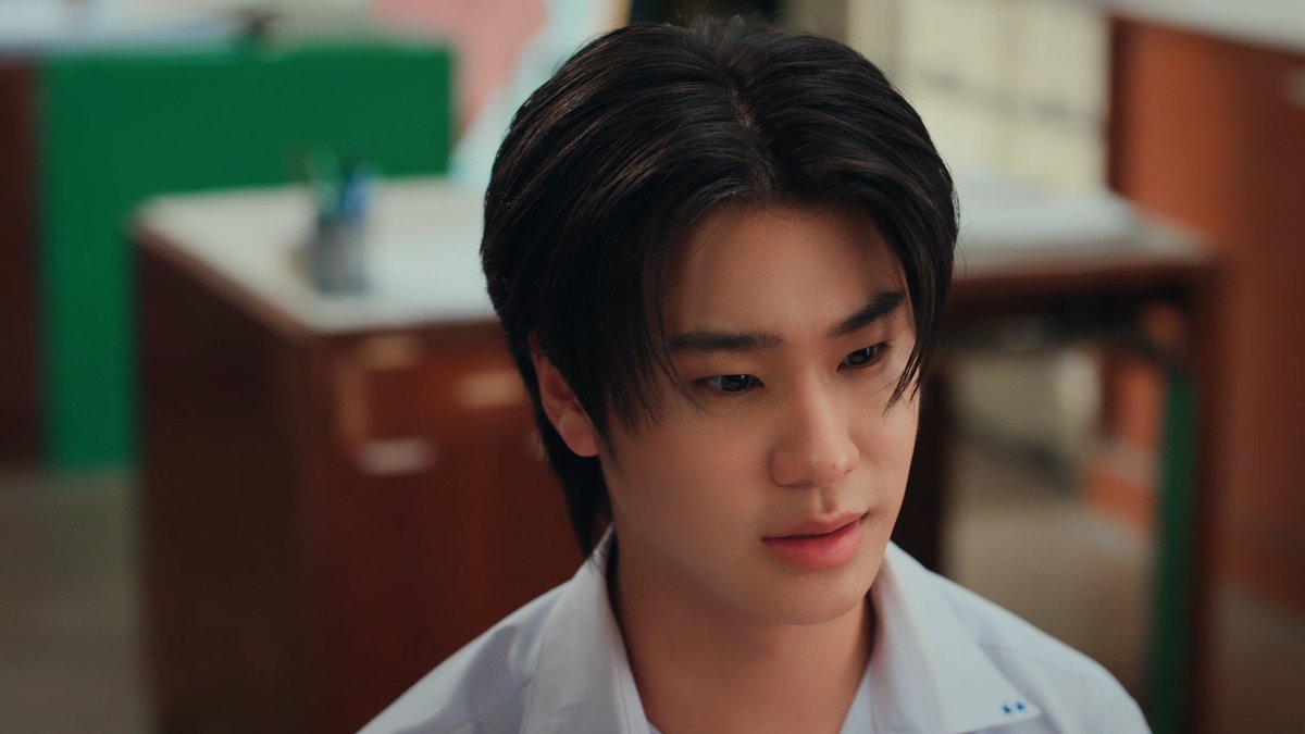 lukepeemsan's tweet photo. เอาจริงนะ หลายๆคนอาจจะคิดว่าบทรุธน่าจะเล่นง่ายกว่าบทอื่นๆที่ผมเคยเล่นมาเพราะรุธเป็นคนนิ่งๆ แต่สำหรับผมมันยากกว่าบทอื่นๆมาก เพราะรุธเป็นคนที่พูดน้อยแต่คิดเยอะ แปลว่าวิธีการสื่อสารที่รุธใช้มากที่สุดคือการใช้สายตา แล้วยิ่งตี๋ตาขีดอย่างผมอยู่เฉยๆก็ไม่ค่อยจะเห็นตาอยู่แล้ว มันเลยท้าทายมากๆ แต่ผมก็ดีใจนะที่ได้ลองอะไรใหม่ๆ หวังว่าทุกคนจะรักและเอ็นดูประธานรุธนะคับบ🫶🤍

#GoodBoySeriesEP2