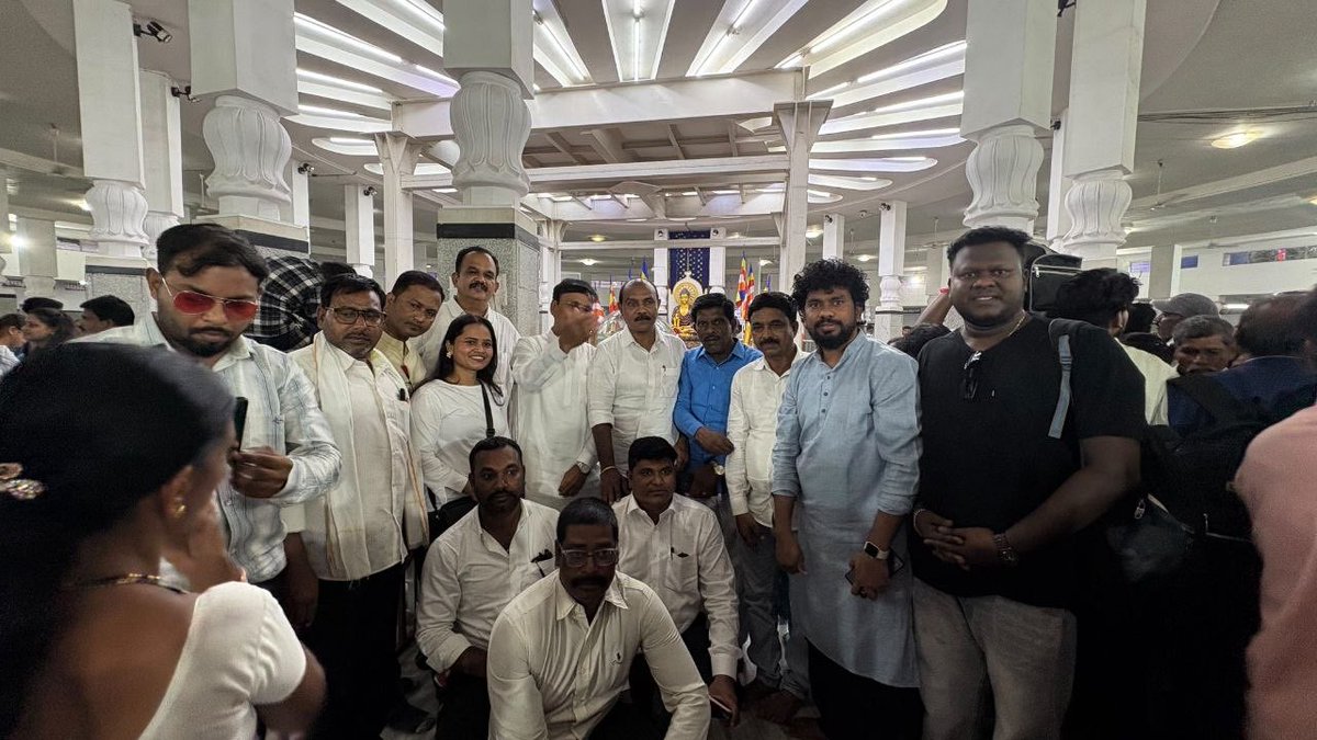 VBAforIndia's tweet photo. 📍दीक्षाभूमी, नागपुर

वंचित बहुजन आघाडी राज्य कमिटीचे दीक्षाभूमीवर अभिवादन!

धम्मचक्र प्रवर्तन दिनाच्या पार्श्वभूमीवर वंचित बहुजन आघाडी राज्य कमिटीने दीक्षाभूमीवर जाऊन तथागत गौतम बुद्ध आणि डॉ. बाबासाहेब आंबेडकरांना अभिवादन केले. 

यावेळी वंचित बहुजन आघाडीचे राष्ट्रीय कार्यकारिणी सदस्य अशोक सोनोने, प्रदेशाध्यक्ष राजेंद्र पातोडे, राज्य कार्यकारिणी सदस्य जितरत्न पटाईत, दीपक डोके, उत्तम वनशिव उपस्थित होते.

#धम्मचक्र_प्रवर्तन_दिन #Nagapur #नागपुर