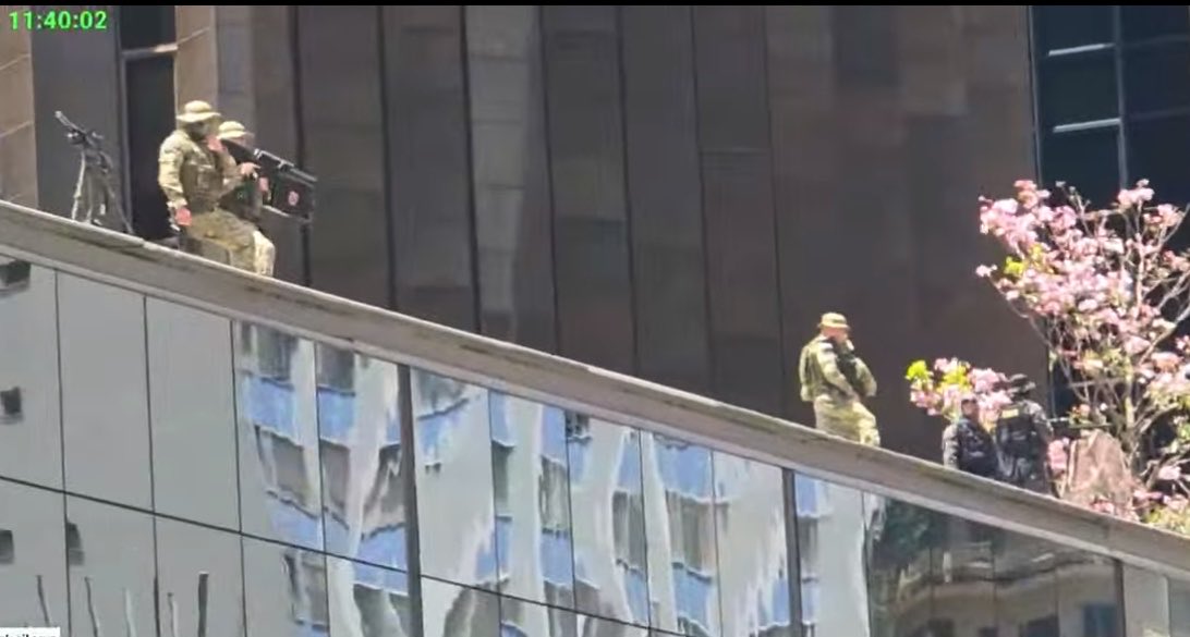 sarahnizzz's tweet photo. .@AndreJanonesMG .@fandomscomlula .@ptbrasil Atiradores de elite/snipers a postos nos prédios da paulista no ato de Flávio. Nem foi eleito e já está promovendo armamento, terror e intimidação. 

#ElesPoderiamEstarVivos 
#VacinaSalvaVidaBolsonaroTira https://t.co/me7DxXPGva