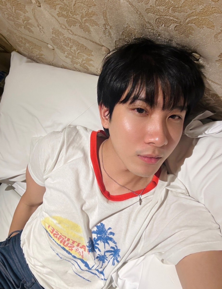 angjulyfk's tweet photo. 👮🏻‍♂️: คุณอีกแล้ว? โรงพักไม่ใช่สนามเด็กเล่นนะครับ
🐈: เราก็ไม่ได้มาเล่น เราเจอคนล้วงกระเป๋าอ่ะ
👮🏻‍♂️: คนล้วงกระเป๋า? แล้วตอนนี้คุณเป็นอะไรไหมครับ
🐈: เราไม่เป็นไร
👮🏻‍♂️: รบกวนบอกรูปลักษณ์ของผู้ร้ายให้หน่อยได้ไหมครับ
🐈: รูปลักษณ์หรอ 
🐈: หล่อ สูง ตาโต หน้าดุน่ะ https://t.co/pGF2RRWRja