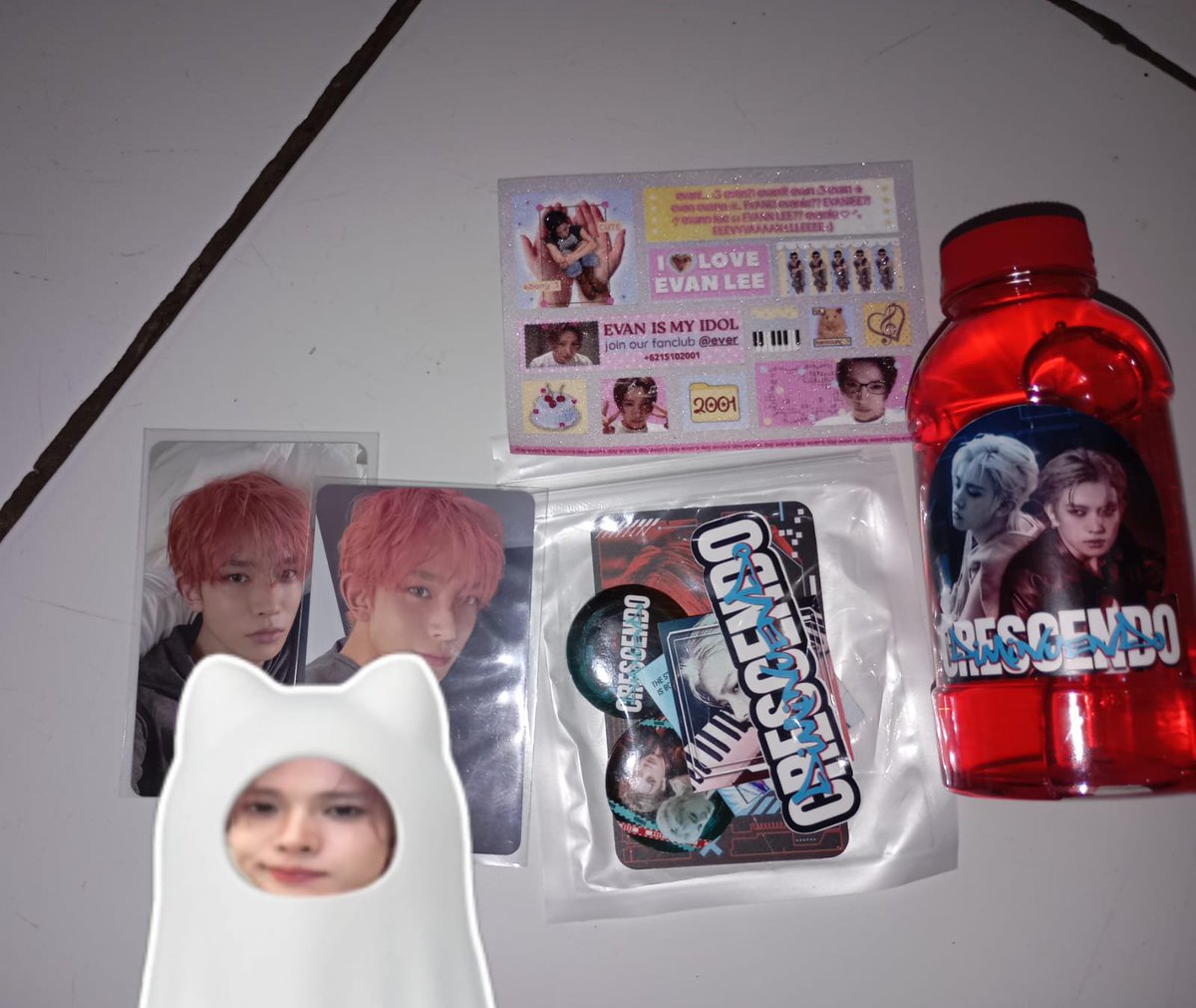 simplydipa's tweet photo. hari ini aku nge-EVER di blok m :D jujur agak kesiangan tapi tetep fun ketemu temen-temen ever yang lain. also, got some CUTIEEEE freebies huhuhu. thank you sm @15201508FM @heeyunkipages 🤍🤍🤍 https://t.co/pYEqqneHY8