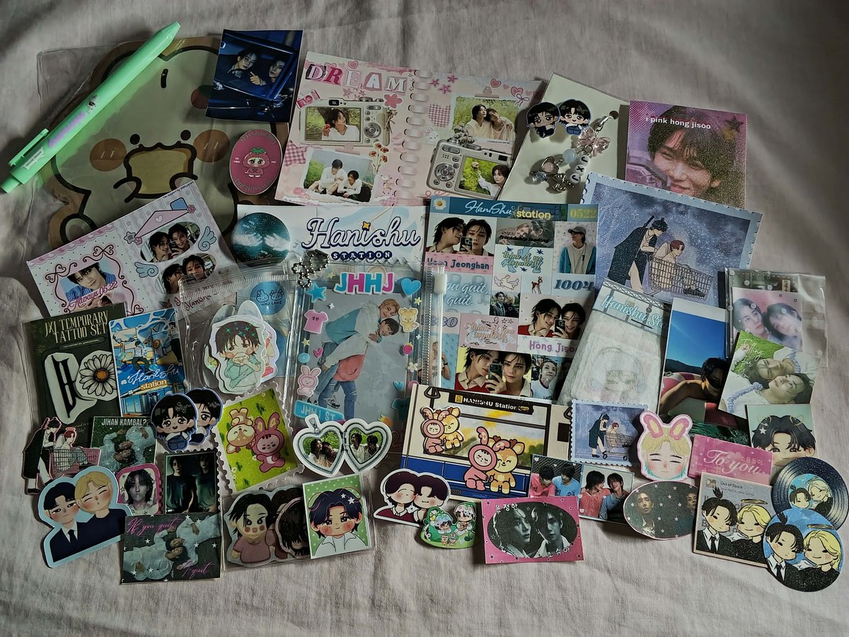 Deight97's tweet photo. super late post pero i had so much fun yesterday! from clutching my freebies kahit kakagaling ko lang shift non😆 ngarag talaga siyaaa. Thank you for all the freebies!! 🩷🩵 Thank you so muchh @jhhj_lane , open po kayo pre orders ng tumbler pls di pinalad sa lucky draw eh🥺😭 https://t.co/XhJUVB4WhW
