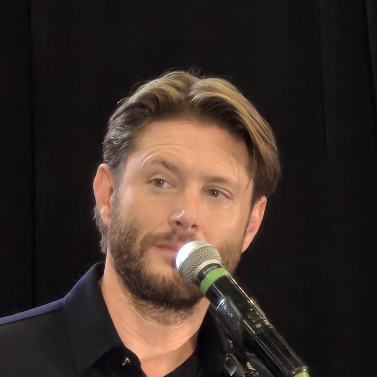 FangasmSPN's tweet photo. .@JensenAckles : i just want to protect my daughters. I feel like i have to teach my son to be a man and remind myself to be affectionate with him too #SPNCOL https://t.co/baOXLNfENs