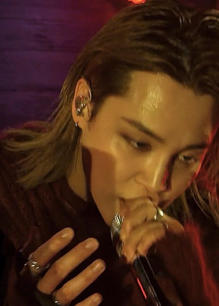 jiminourdiva's tweet photo. The sweat ?? The eye contact ?? I feel sickkk https://t.co/5b8c6h4I6j