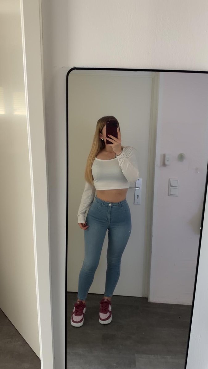 LeaBlakexoxo's tweet photo. #OOTD https://t.co/SnpTfNVPvc