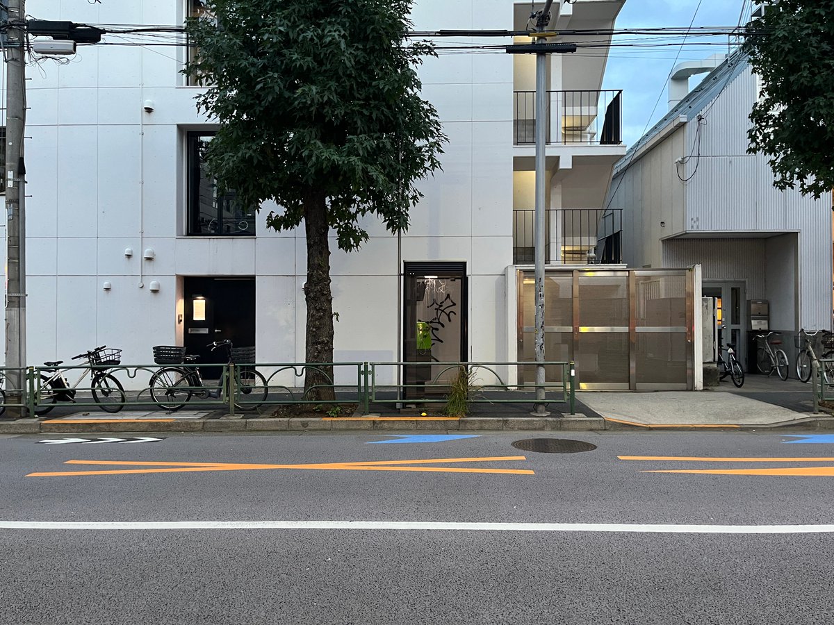 hamuzou's tweet photo. 橋本聡「夜で記す」/「名は墓」で印象深かった作品。《地球の外から見られるレモン》。上目黒の梶井基次郎。ギャラリー向かいの電話ボックス傍の路上に檸檬が置いてあった。 https://t.co/RWfWHPdYO8