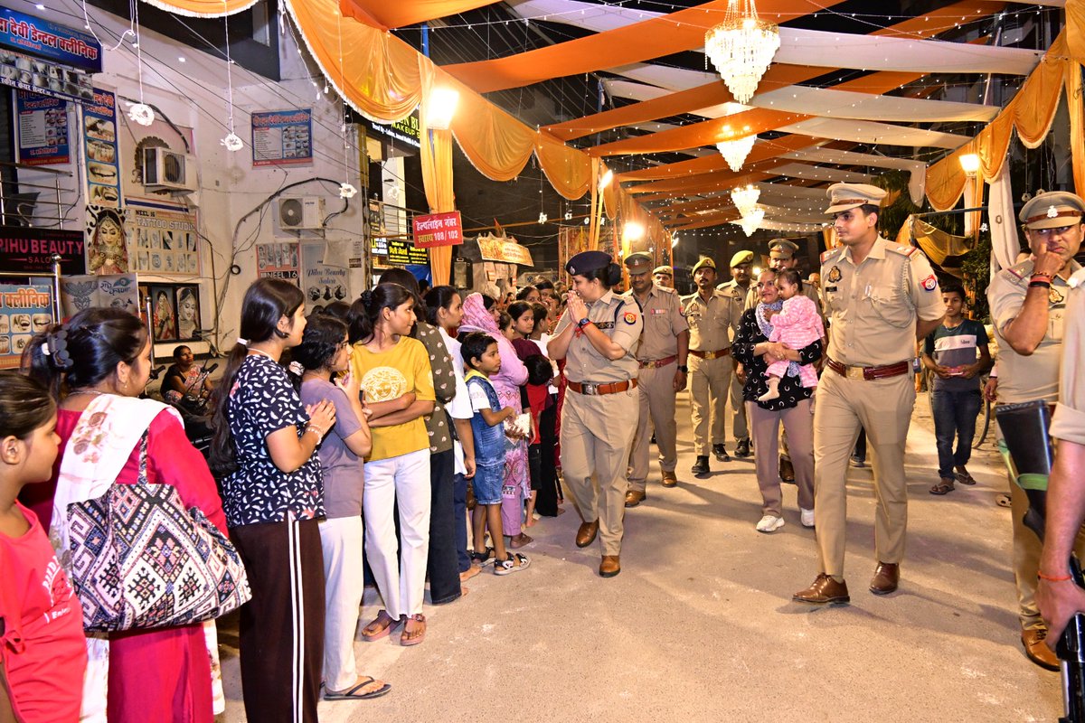 Barabankipolice's tweet photo. शारदीय नवरात्र एवं आगामी दशहरा के दृष्टिगत #barabankipolice अधीक्षक श्रीमती रवीना त्यागी द्वारा मूर्ति पूजा पण्डालों का किया गया निरीक्षण-
#UPPolice https://t.co/lhjBxV5BlI