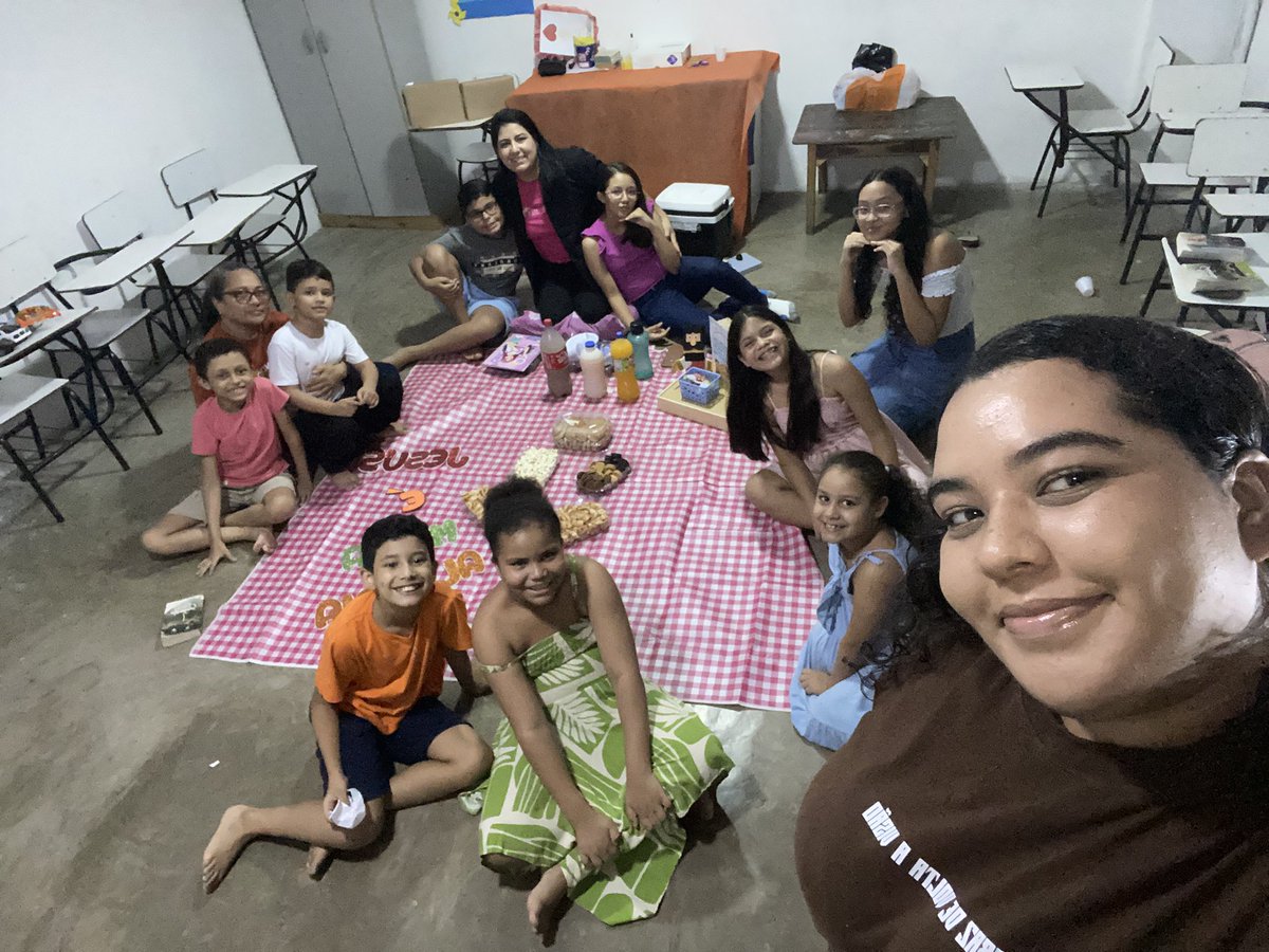 woojinbonezinho's tweet photo. lua fora do ttw(sim eu sempre to cm criança por perto) https://t.co/JGN6jzL46r