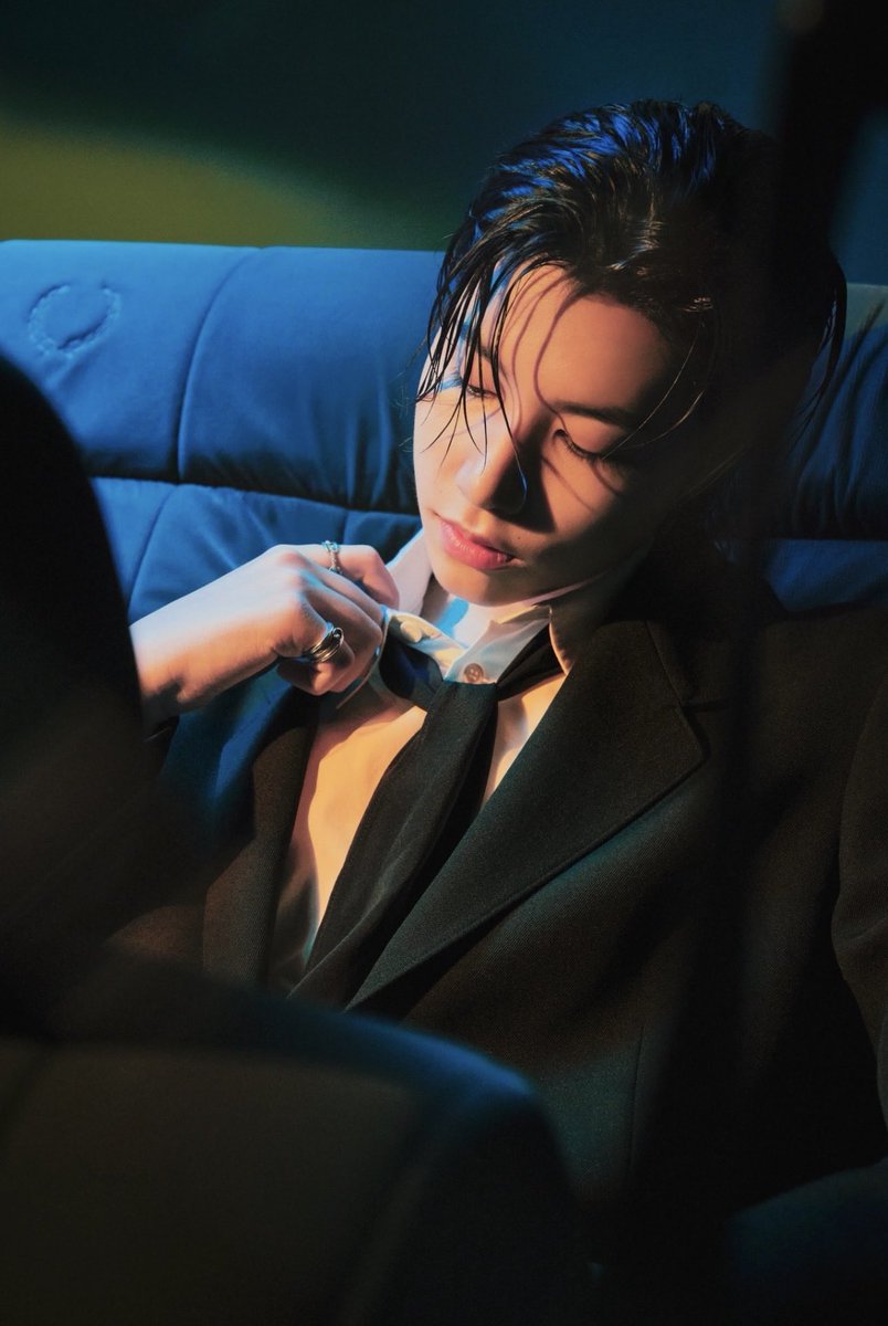 chmories's tweet photo. THIS LOOK IS UNREAL. HE’S INSANELY HANDSOME 😭🔥
#LNGSHOT #2026MAMAVOTE https://t.co/YahURPJtsz