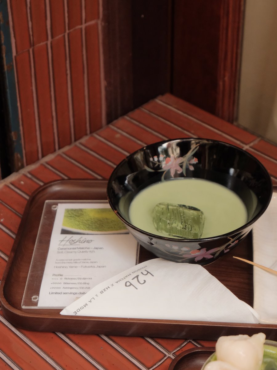 MatheusSLB's tweet photo. H2B Maison Matcha is a unique Saigon date spot blending fashion and matcha. Explore stylish clothing collections, enjoy ceremonial or creative matcha, and try the lychee matcha latte. Prices from 90k to 300k VND. https://t.co/CFxULmHHiK