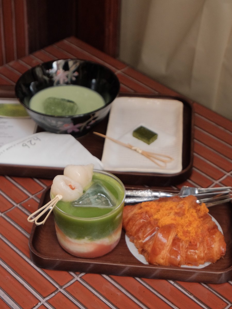 MatheusSLB's tweet photo. H2B Maison Matcha is a unique Saigon date spot blending fashion and matcha. Explore stylish clothing collections, enjoy ceremonial or creative matcha, and try the lychee matcha latte. Prices from 90k to 300k VND. https://t.co/CFxULmHHiK