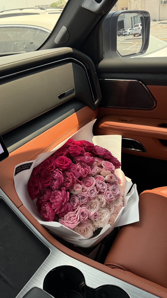 bu7sn67's tweet photo. بخبركم شي عني، يعني خلاص خلنا نعق العفش، بس أنا انسان وايد احب الورد يعني فوق ما تتخيلون بس أحب أنا اخذه و أنا اشتريه مب حد ايب لي، أشوفه شي يفتح النفس بس مشكلتي معاه الابديه انه يموت بسرعه 💔 https://t.co/FjVs5c1ioF