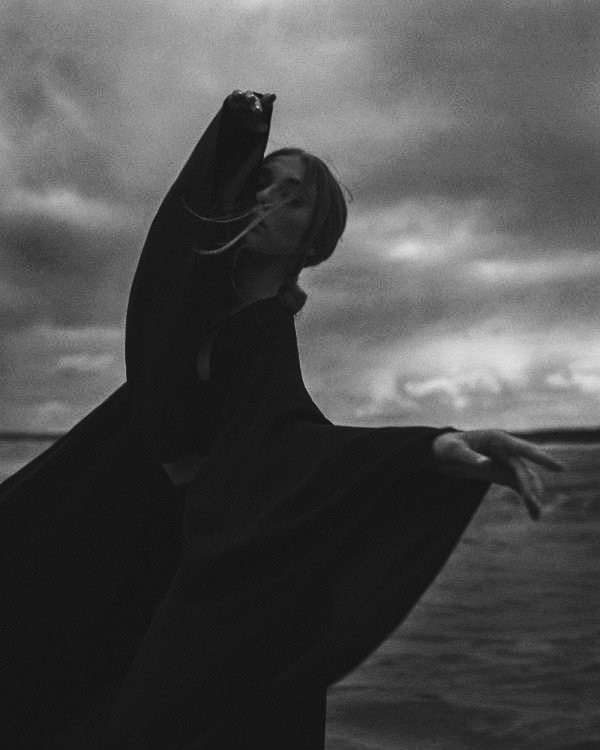 try_feel_'s tweet photo. Δεν πετάω για να δραπετεύσω. Πετάω για να θυμηθώ ποια είμαι . 🖤 https://t.co/48oxPoXqJL