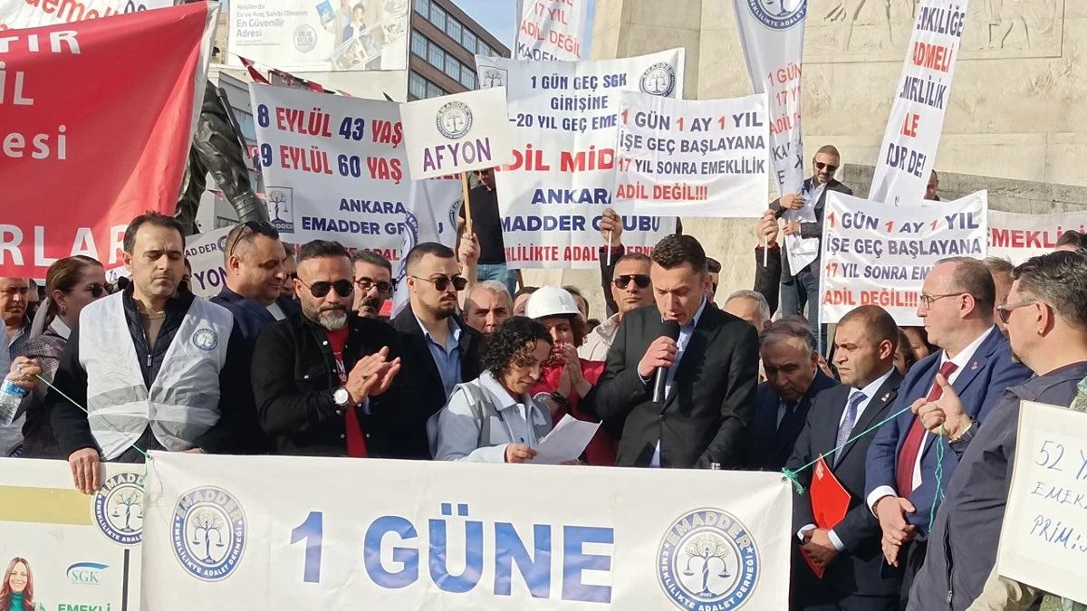 haberfilesi's tweet photo. #KademeUlusta 

KADEMELİ EMEKLİLİK İSTEYENLER ANKARA’DA BULUŞTU! 

Emeklilikte Adalet Derneği (EMADDER) Genel Başkanı Mihriban Uğurlu, kademeli emeklilik talebiyle Ankara Ulus Atatürk Anıtı önünde düzenlenen açıklamada, "Aynı çalışma hayatının içinde bulunan, aynı primleri, hatta daha fazlasını ödeyen emekçilerin ayrıştırılmasını kabul etmiyoruz. 4,5 milyon emekçinin mağduriyeti için çözüm istiyoruz" dedi.

 Emeklilikte Adalet Derneği (EMADDER) Genel Başkanı Mihriban Uğurlu, kademeli emeklilik talebiyle Ankara Ulus Atatürk Anıtı önünde düzenlenen açıklamada, "Biz ayrıcalık değil, hakkımızı istiyoruz. Aynı çalışma hayatının içinde bulunan, aynı primleri, hatta daha fazlasını ödeyen emekçilerin ayrıştırılmasını kabul etmiyoruz. 4,5 milyon emekçinin mağduriyeti için çözüm istiyoruz" dedi.

EMADDER üyeleri, kademeli emeklilik düzenlenmesi talebiyle Ulus'taki Atatürk Anıtı önünde açıklama yaptı. Saygı duruşunda bulunulması ve İstiklal Marşı'nın okunmasının ardından EMADDER Genel Başkanı Mihriban Uğurlu açıklama yaptı.

Uğurlu, 8 Eylül 1999 öncesi ve sonrasında sigortalı olanlar arasında oluşan emeklilik farkına değinerek, bir günlük farkın 17-20 yıllık emeklilik farkına yol açmasının adaletsiz olduğunu savundu. EYT düzenlemesiyle emeklilik hakkı kazananlara karşı olmadıklarını vurgulayan Uğurlu, başka bir kesimin mağduriyetinin devam etmesine itiraz ettiklerini söyledi.

Kademeli emeklilik talebinin ayrıcalık değil, hak arayışı olduğunu belirten Uğurlu, "Bir kesimin mağduriyetini çözmek, başka bir kesimin mağduriyetini kader haline getirmek adaletin neresinde, vicdanın neresinde, kul hakkının neresindedir? Yasalar insan için vardır. Adalet, birinin hakkını verirken diğerinin hakkını yok saymamaktır" ifadelerini kullandı.

"BİZ BORÇLU DEĞİL, ALACAKLIYIZ"

Uğurlu, bazı çalışanların 10 bin ila 12 bin gün prim ödemesine rağmen emeklilik için yıllarca daha beklemek zorunda kaldığını belirterek, "Daha fazla çalışana ödül vermesi gereken emeklilik sistemi, nasıl oluyor da daha fazla çalışana ceza veriyor? Emeklilik hakkı piyango değildir. Emeklilik, insan hayatının ve alın terinin karşılığıdır" diye konuştu.

Yaklaşık üç buçuk yıldır taleplerini duyurmak için mücadele ettiklerini ve randevu beklediklerini ifade eden Uğurlu, emekçilerin işsizlik, sağlık sorunları ve geçim sıkıntısıyla karşı karşıya kaldığını söyledi. Uğurlu, "Biz artık beklemek değil, hakkımız olan adaletin bir an önce tesis edilmesini istiyoruz. Biz borçlu değil, alacaklıyız" dedi.

Kamu kaynaklarının kullanımına da değinen Uğurlu, emeklilikte adalet talep edenlere "bütçe" yanıtı verilmesine tepki göstererek, "Para söz konusu olduğunda nasıl hesap soruluyorsa emek söz konusu olduğunda da hesap sorulsun. Peşin ödedik primlerimizi. Bizler borçlu değil, alacaklıyız" ifadelerini kullandı.

"BİZ MECLİS'TEN ÇÖZÜM İSTİYORUZ"

Çözümün TBMM'de üretilmesi gerektiğini belirten Uğurlu, siyasi partilere çağrıda bulunarak, "Biz Meclis'ten kavga, kaos değil, çözüm istiyoruz. Milletvekillerinden slogan değil, yasa bekliyoruz. Bizi seçimden seçime hatırlamayın. Artık söz değil, sonuç görmek istiyoruz" diye konuştu.

Uğurlu, açıklamasını, "Bu mücadele yalnızca emeklilik mücadelesi değildir. Bu, onurlu bir adalet mücadelesidir" sözleriyle tamamladı.