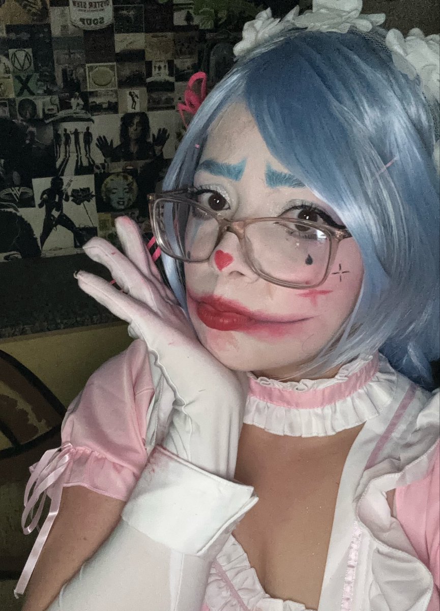 CarolitaYuuna's tweet photo. Bom dia sushis ❤️👻
Ontem fui em um evento e essa foi minha fantasia 🤡

Preparados para mais um dia de subathon? Te vejo às 19h 🕯️
Já ativa as notificações 👇
https://t.co/KI6jq9BZ0x https://t.co/ruXcqqqnrM