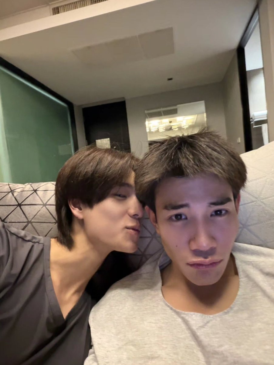 ppondluvv's tweet photo. kiss pose with                              kiss pose with
his man                                                         his son https://t.co/10cQRcKfpi