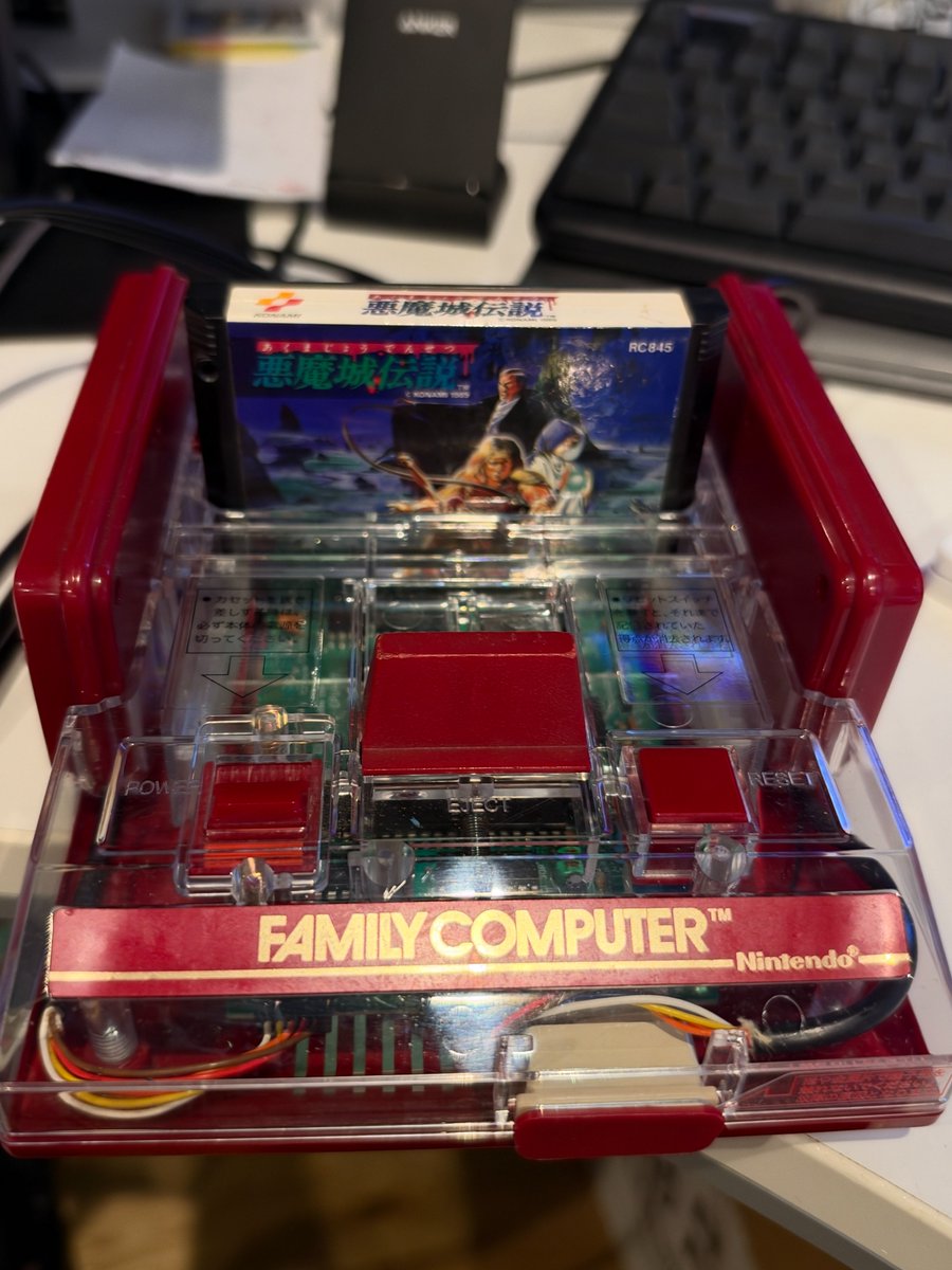 ModCrane's tweet photo. RGR製の透明シェルに交換していただけのどノーマルの前期型赤白FCから、lumacode出力できるようにしたよ。これはC0pperdragon氏によるプロジェクトで、色々なレトロゲーム機の映像を、ノイズや滲みや遅延ゼロで超高画質に出力するためのデジタルシリアル伝送技術のことです。

FCにおいてはPPU Digitaizerという基板を用いてアナログ信号（コンポジットやRGB）に変換される前の生デジタルデータをPPUからそのまま抽出。ピクセルデータ（色や輝度情報）を1本のデータ線（ファミコンはRFポートなどを利用）で高速シリアル送信するのだけど、この信号フォーマット自体をlumacodeと呼ぶみたい。

そのlumacode信号をOSSC (Pro)やRT4K/6Xでデコードすることにより、超高品質なHDMI outが可能になるという塩梅。

噂は目にしていたけど、すンごい綺麗！（2枚目）

あとなにより、組み込みが超簡単！！PPUの裏にPPUDigitizer基板をはんだ付けして、2本配線するだけ。（3枚目）

赤白FCの場合は、音声の取り出しと、映像の方をどういう風に外部出力させるか、各自の好みで工夫が必要なんだけど、今回はRGR製のFamicom Adapter Boardを使ってlumacode映像信号とステレオ（デュアルモノ）音声を一緒にTRRSコネクタから出せるようにした。（4枚目）

多分ばくてん様（@bakuten_do）の「赤白ファミコン用 FCAV基板」なんかも便利に活用できるはず。

いやーあまりに出力が綺麗すぎて、コレは特に縦縞が酷いマスターシステムやAtari2600にも導入したくなった。