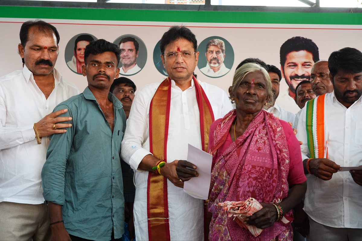 OffDSB's tweet photo. ఈరోజు మంథని ఎమ్మెల్యే క్యాంప్ కార్యాలయంలో అలీఫ్, డీఆర్డీఏ, మెప్మా, సీఎస్ఆర్ ద్వారా నిర్వహించిన ఉచిత ఉచిత కుట్టు శిక్షణ పూర్తి చేసిన 600 మందికి ధృవీకరణ పత్రాలను అందజేయడం జరిగింది. నియోజకవర్గ వ్యాప్తంగా 3040 మంది ఈ శిక్షణను విజయవంతంగా పూర్తి చేశారు. వీరికి ఉపాధి కల్పించేందుకు త్వరలోనే గార్మెంట్ కంపెనీని ప్రారంభించనున్నాం. అలాగే... రూ.కోటి విలువ చేసే చెక్కులను సీఎంఆర్ఎఫ్ లబ్ధిదారులకు అందజేశాను.

#manthani