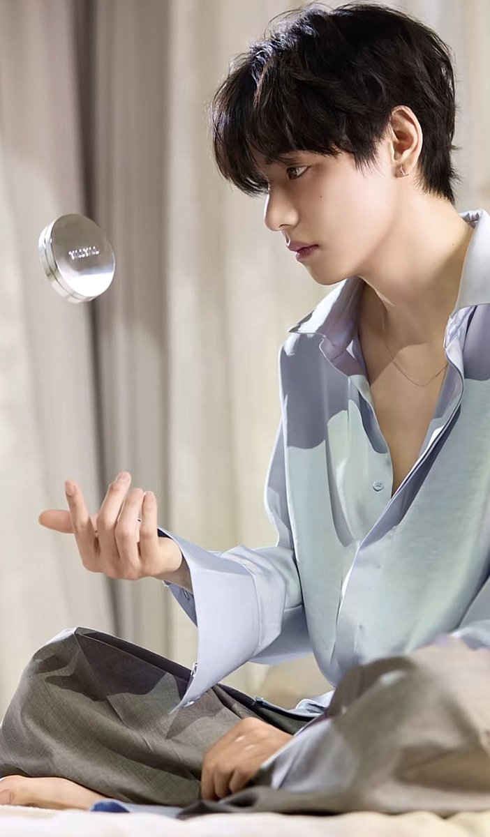 BTSVSpain's tweet photo. TIRTIR Japan 🇯🇵 actualizó su TikTok y nos dejó tres nuevos vídeos de Kim Taehyung y yo aún no me recupero… madre mía que visuales 😩😭

Por favor, dadle mucho amor ❤️ 
🎥 https://t.co/NDcwQ0MXaw
🎥 https://t.co/YFlHVevzk4
🎥 https://t.co/57lgWjUzBC

TIRTIR AMBASSADOR TAEHYUNG
#TaehyungxTIRTIR 
#VxTIRTIR