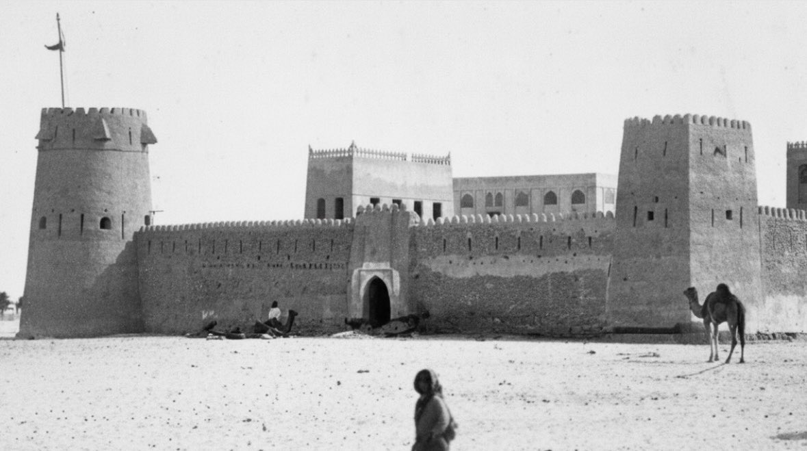 Hmd_Almarar's tweet photo. مرحبا بضيف البلاد الأمير خالد بن سلمان آل سعود 🇸🇦
في أبوظبي 

لفتة رائعة ؛ 
الصورة في الخلفية هي أقدم صورة لقصر الحصن ( قصر آل نهيّان ) في أبوظبي ، التقطها المصوّر الألماني "بورخارت" سنة 1904م 
"أهل الذلايل والعتاق الضمّر
هذا حصنهم ثابتات ركونه"
الصورة بأعلى جودة👇🏼 https://t.co/yj3wgl8CKg