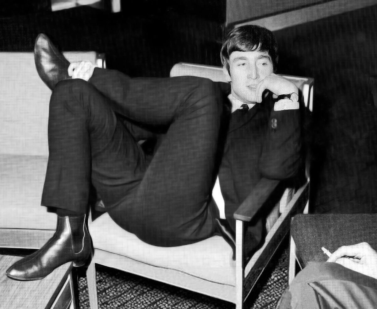 silverplled's tweet photo. this stupid way he sits https://t.co/VTEErHd7uY