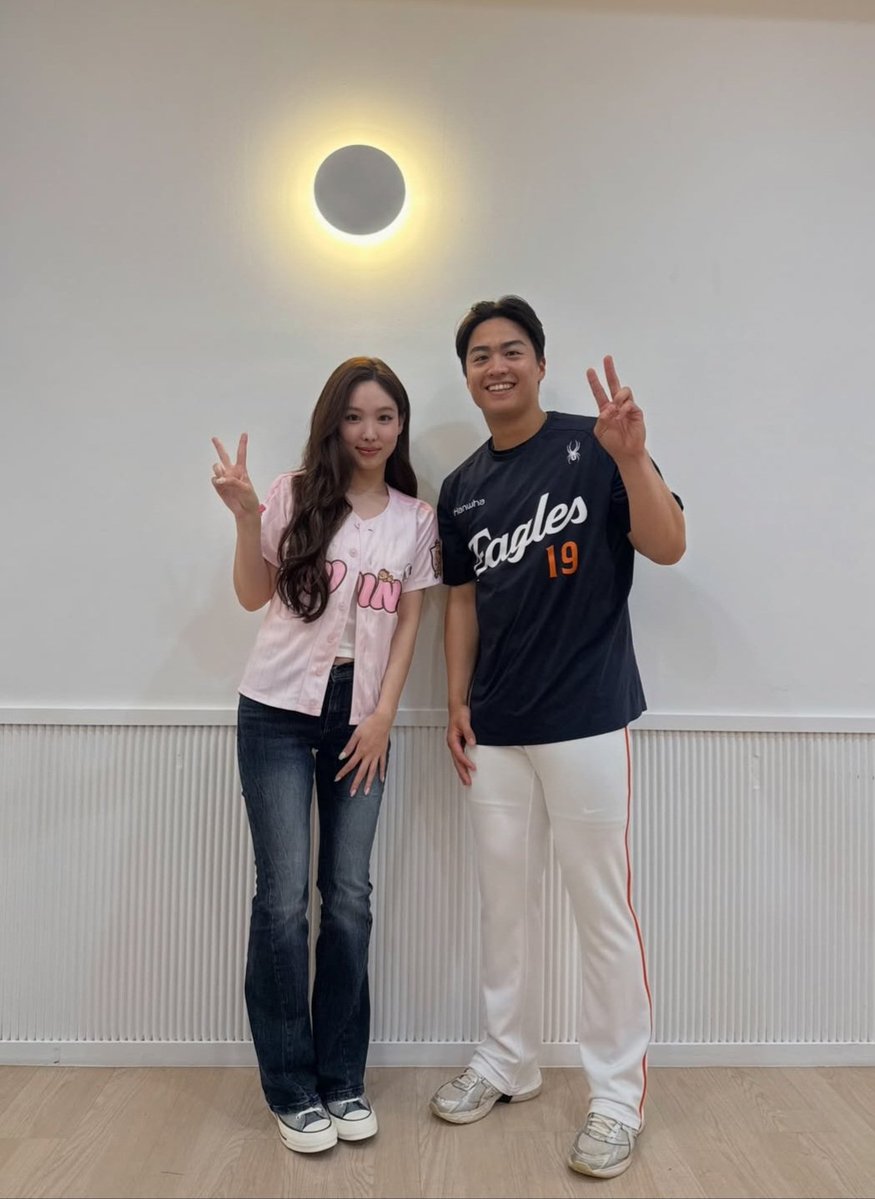 wang0jelly's tweet photo. 옌청이가 개큰웃음지은날
>T와이스 언니 만난날 https://t.co/YDy8Ld2CHd