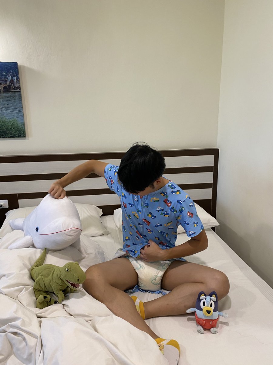Alexanderabdl's tweet photo. 剛睡醒的寶寶馬上啟動玩耍模式跟小夥伴們一起玩～

大家不知道有沒有發現寶寶那包超大包的屁屁呢？😆

我們是不是應該先把這包包了一整晚的臭布布換掉再玩呀？

把連身衣的鈕扣打開，露出一大包尿布…

寶寶：小白鯨說我的布布沒有濕濕不用換～

小白鯨表示：……

👕@nightyknights99

#abdl https://t.co/NIwLFoNAOY