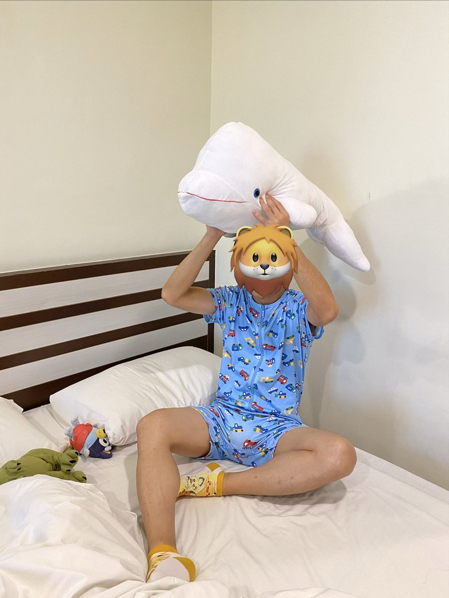 Alexanderabdl's tweet photo. 剛睡醒的寶寶馬上啟動玩耍模式跟小夥伴們一起玩～

大家不知道有沒有發現寶寶那包超大包的屁屁呢？😆

我們是不是應該先把這包包了一整晚的臭布布換掉再玩呀？

把連身衣的鈕扣打開，露出一大包尿布…

寶寶：小白鯨說我的布布沒有濕濕不用換～

小白鯨表示：……

👕@nightyknights99

#abdl https://t.co/NIwLFoNAOY