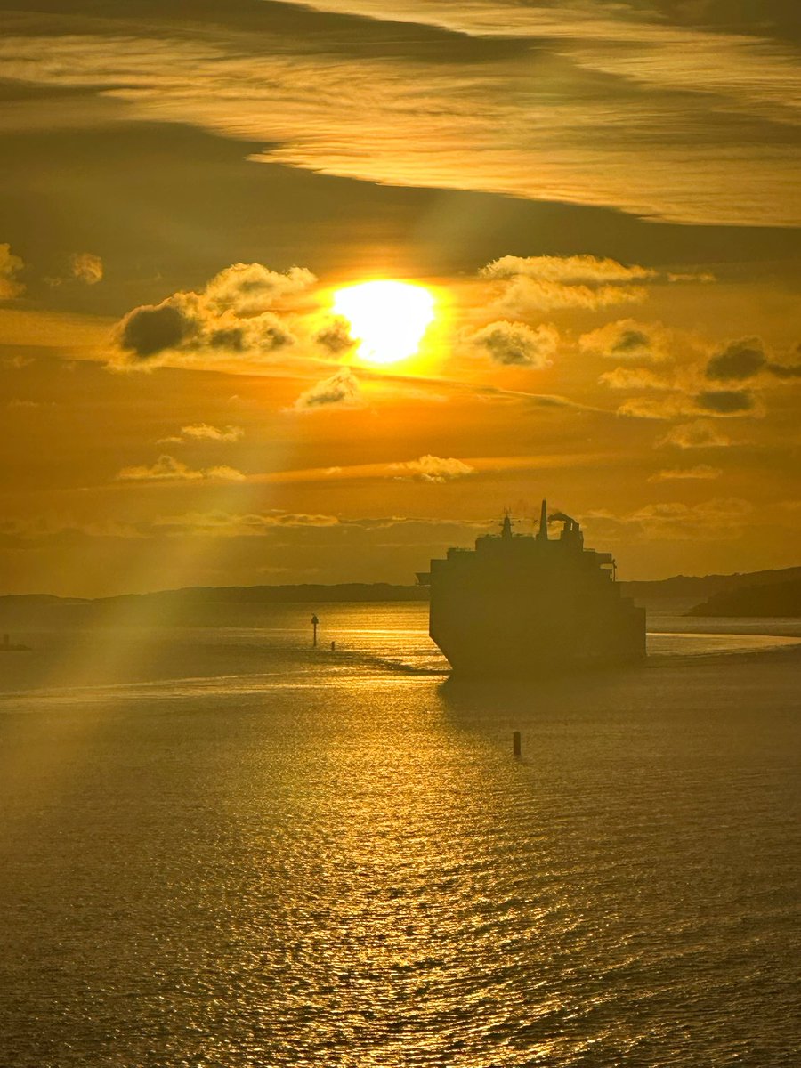 TiinaNaula's tweet photo. Auringonlasku Itämerellä 🚢🌅 #auringonlasku #meri https://t.co/rPpAPVcGKP