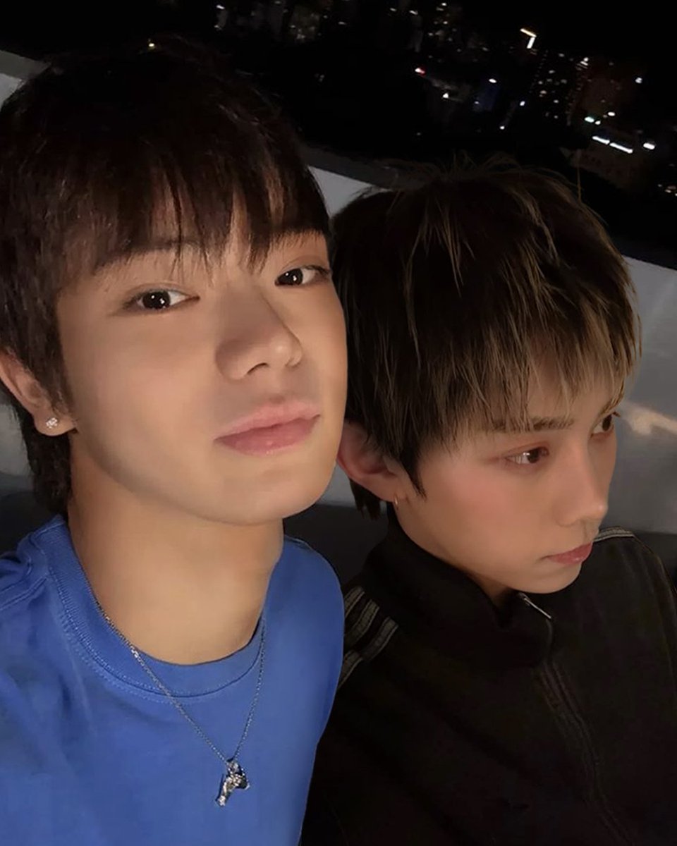 deep_aceee's tweet photo. Adek lagi main sama temen-temen sampai lupa waktu. Akhirnya abang jemput adek karena mamah udah khawatir. Tapi adek ngambek karena masih belum mau pulang. Eh si abang malah ambil hp buat laporan ke mamah kalau anak cantiknya lagi pundung.

#nyulrul #yulryul https://t.co/hj4Sb5ApwO