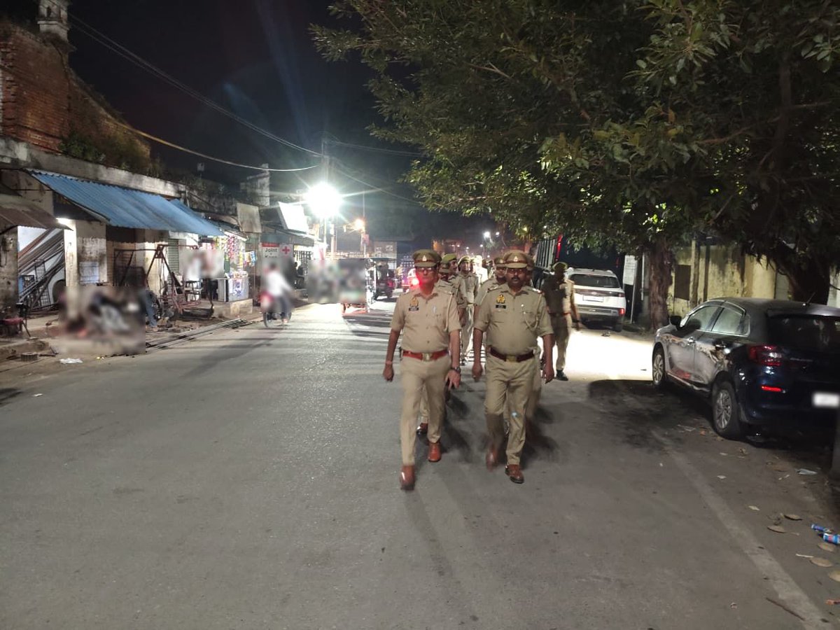 rampurpolice's tweet photo. #एसपी_रामपुर के निर्देशन में थाना गंज #RampurPolice द्वारा अपराध नियन्त्रण, कानून/शान्ति व्यवस्था तथा जनमानस में सुरक्षा की भावना जागृत करने के दृष्टिगत थाना क्षेत्रान्तर्गत महत्वपूर्ण/भीड भाड वाले स्थानो पर मय पुलिस बल पैदल गश्त की गयी।
#UPPolice
#RampurPolice
#FootPetrollinge https://t.co/inNxmAa0HC