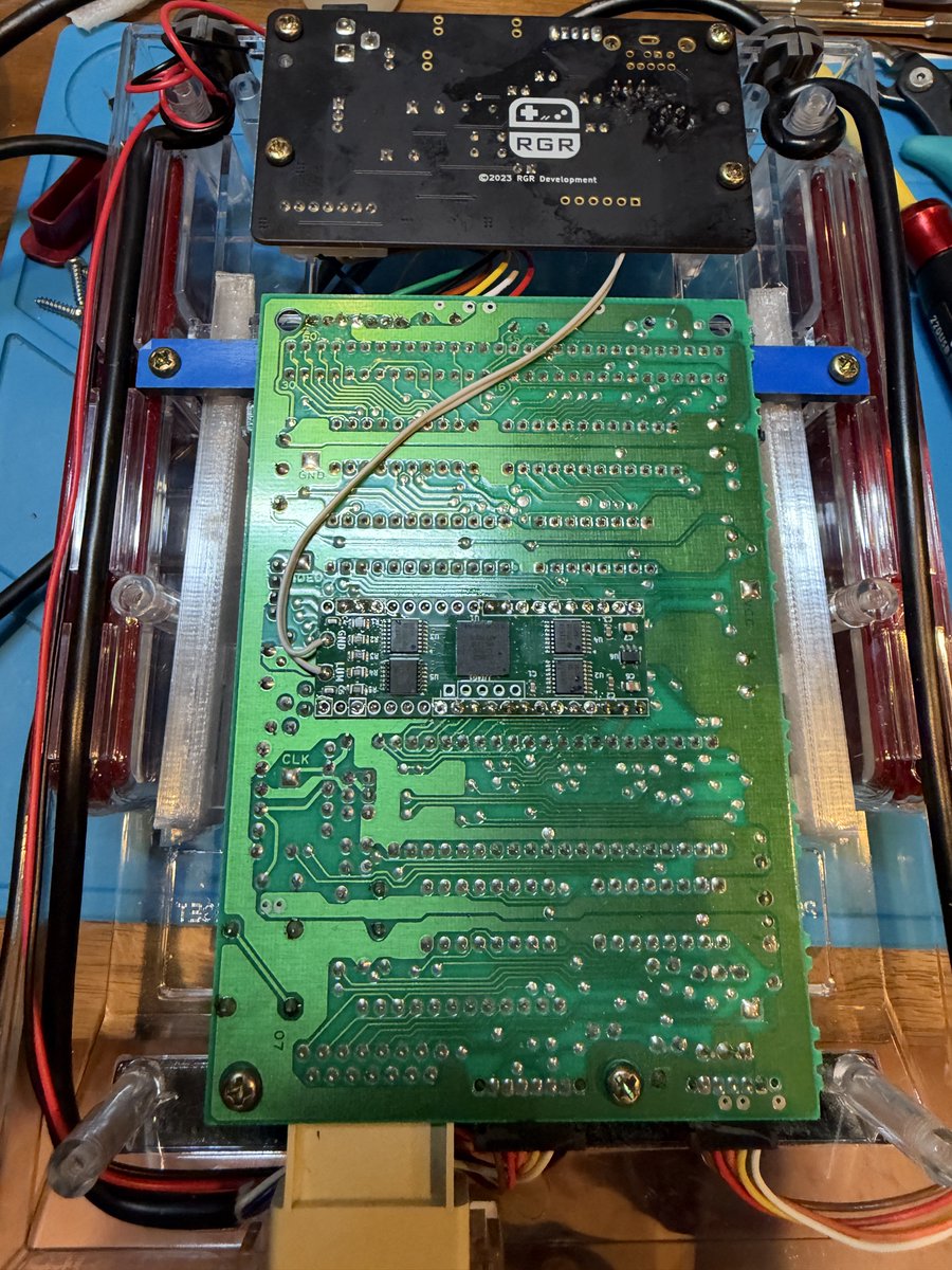 ModCrane's tweet photo. RGR製の透明シェルに交換していただけのどノーマルの前期型赤白FCから、lumacode出力できるようにしたよ。これはC0pperdragon氏によるプロジェクトで、色々なレトロゲーム機の映像を、ノイズや滲みや遅延ゼロで超高画質に出力するためのデジタルシリアル伝送技術のことです。

FCにおいてはPPU Digitaizerという基板を用いてアナログ信号（コンポジットやRGB）に変換される前の生デジタルデータをPPUからそのまま抽出。ピクセルデータ（色や輝度情報）を1本のデータ線（ファミコンはRFポートなどを利用）で高速シリアル送信するのだけど、この信号フォーマット自体をlumacodeと呼ぶみたい。

そのlumacode信号をOSSC (Pro)やRT4K/6Xでデコードすることにより、超高品質なHDMI outが可能になるという塩梅。

噂は目にしていたけど、すンごい綺麗！（2枚目）

あとなにより、組み込みが超簡単！！PPUの裏にPPUDigitizer基板をはんだ付けして、2本配線するだけ。（3枚目）

赤白FCの場合は、音声の取り出しと、映像の方をどういう風に外部出力させるか、各自の好みで工夫が必要なんだけど、今回はRGR製のFamicom Adapter Boardを使ってlumacode映像信号とステレオ（デュアルモノ）音声を一緒にTRRSコネクタから出せるようにした。（4枚目）

多分ばくてん様（@bakuten_do）の「赤白ファミコン用 FCAV基板」なんかも便利に活用できるはず。

いやーあまりに出力が綺麗すぎて、コレは特に縦縞が酷いマスターシステムやAtari2600にも導入したくなった。