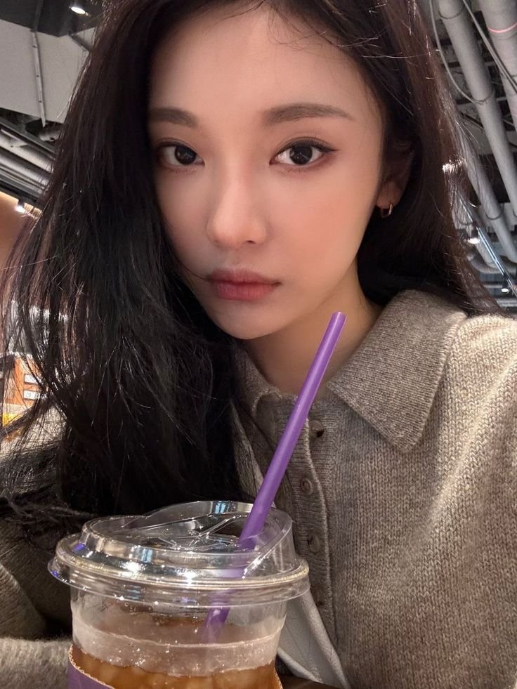 dirayasya's tweet photo. 📍 kost sadajiwa
karena comun space udah sepi, kita lanjut lemburan pake amunisi minuman dari ka bagas dan ka garda, dibarengin sama martabak dari ka eja dan ka milena, makasyi segenap donatur lemburan asya malem ini 🫶 https://t.co/VBN0A9hMrk