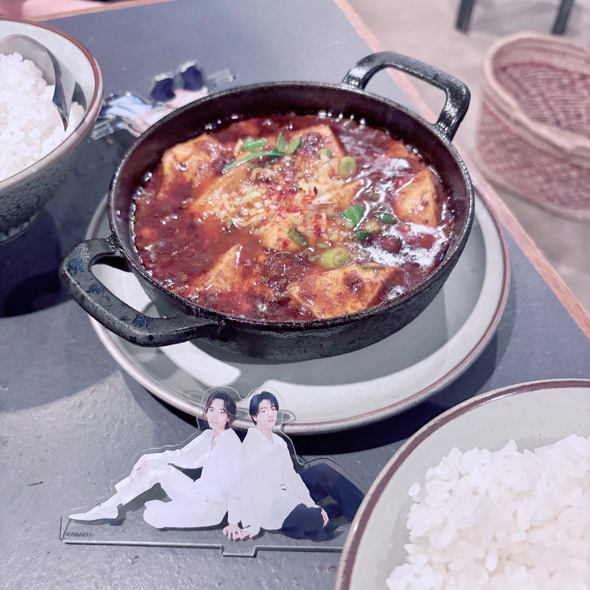 Ct7A5k's tweet photo. 観劇のあとはFF様に連れられて���念願のかかんへ🌶️麻婆豆腐、辛味もあるけどそれ以上に旨味がすごくて、ぺろりと食べてしまった😋別で頼んだ揚げ茄子も美味しかった〜！💕また機会があったら行きたい🙌
そして最後は素敵なカフェでデザートのプリンも頂いて、大満足の1日でした🙏✨ https://t.co/x3YOBmUIpi