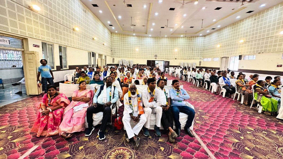 VBAforIndia's tweet photo. 📍नागपूर

वंचित बहुजन आघाडीत तरुणांचा पक्षप्रवेश

आज वंचित बहुजन आघाडीचे प्रदेशाध्यक्ष राजेंद्र पातोडे आणि राज्य कार्यकारिणी नागपूर दौऱ्यावर असताना नागपूर येथे पक्षप्रवेश सोहळा पार पडला. तरुणांनी मोठ्या संख्येने प्रदेशाध्यक्ष राजेंद्र पातोडे यांच्या हस्ते पक्षप्रवेश केला.

राष्ट्रीय कार्यकारिणी सदस्य अशोक सोनोने, प्रदेशाध्यक्ष राजेंद्र पातोडे, जितरत्न पटाईत, दीपक डोके, उत्तम वनशिव, कृष्णा देशमुख, प्रशांत इंगोले, नागोराव पांचाळ,

#Akola #VBAForIndia