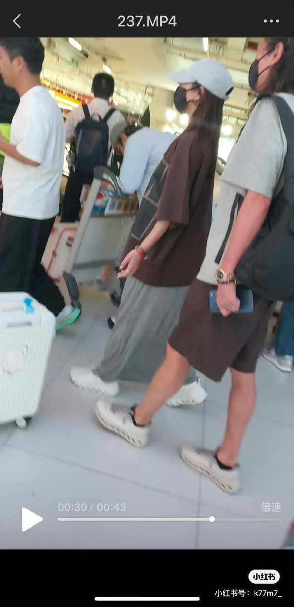 CentGossip_'s tweet photo. 🍵🍉 some netizens revealed that #XuHongYu and #ZhangYaqin already married amd zyq is pregnant! 

#Cent https://t.co/2uv21v8jTQ