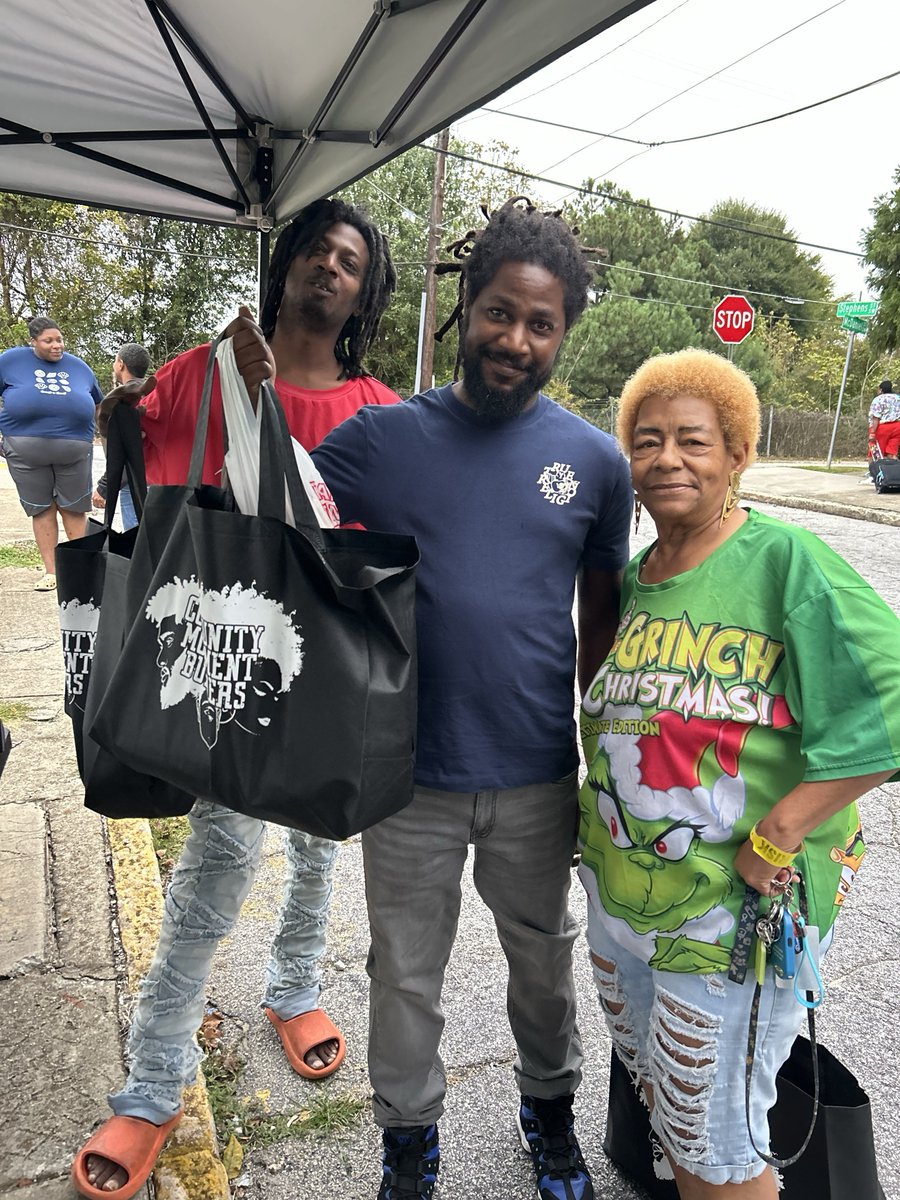 CommunityMvt's tweet photo. CMB Atlanta Survival Program is out with the people. every other week 40 bags of groceries, medical support, political education, games for kids, Support those who support the community https://t.co/PwzyO1P7LG