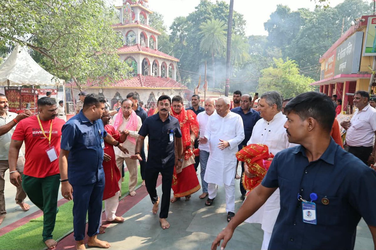 NitishKumar's tweet photo. आज नवरात्रि की महाअष्टमी के पावन अवसर पर पटना स्थित विभिन्न देवी स्थानों एवं प्रमुख पूजा पंडालों में माँ दुर्गा की पूजा-अर्चना की। साथ ही माता से राज्य में सुख, शांति, समृद्धि एवं प्रगति की कामना की। (1/3) https://t.co/UhLf9mJtpg