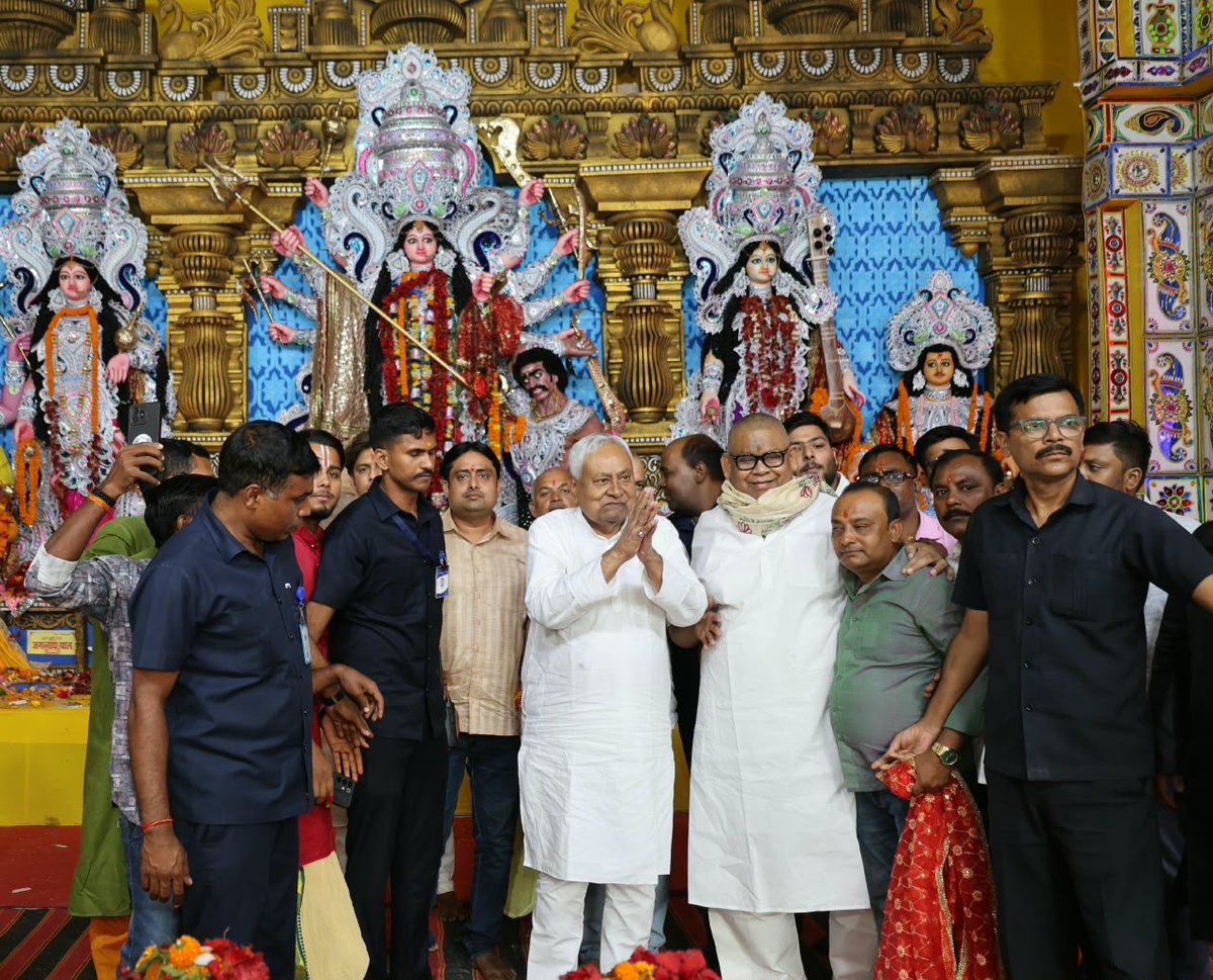 NitishKumar's tweet photo. आज नवरात्रि की महाअष्टमी के पावन अवसर पर पटना स्थित विभिन्न देवी स्थानों एवं प्रमुख पूजा पंडालों में माँ दुर्गा की पूजा-अर्चना की। साथ ही माता से राज्य में सुख, शांति, समृद्धि एवं प्रगति की कामना की। (1/3) https://t.co/UhLf9mJtpg