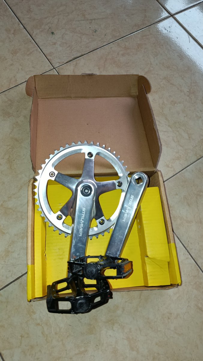 Sannzyy13's tweet photo. wts crankset strummer bcd144 165mm
kondisi like new masih mulus bgtt, masih ada box nya juga, inc pedal dan baut L buat BB kotak
price 550k nepis 
lokasi Tangerang kabupaten 
ready kirim via direct atau toco
#fnfjb https://t.co/QcNrwFDvdf