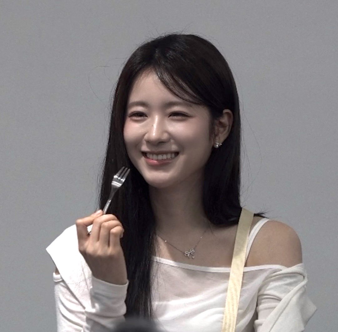 gumayaa_'s tweet photo. 푸하하 어떤 소녀때메 미치겟쭙 ㅜ.ㅜ 너무 귀엽자나!!!!!! https://t.co/vu2r3zXNqJ