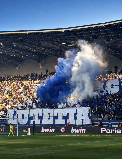 _FootPlus's tweet photo. 🚨 SUPERBE TIFO DES ULTRAS LUTETIA AU STADE JEAN-BOUIN ! 🔥💙

Le Paris FC a mis l'ambiance pour la réception du Stade Rennais avec une immense banderole et un craquage de fumigènes bleus.

#PFCSRFC #ParisFC #UltrasLutetia #Ligue1 https://t.co/aGrZa2H4Ka