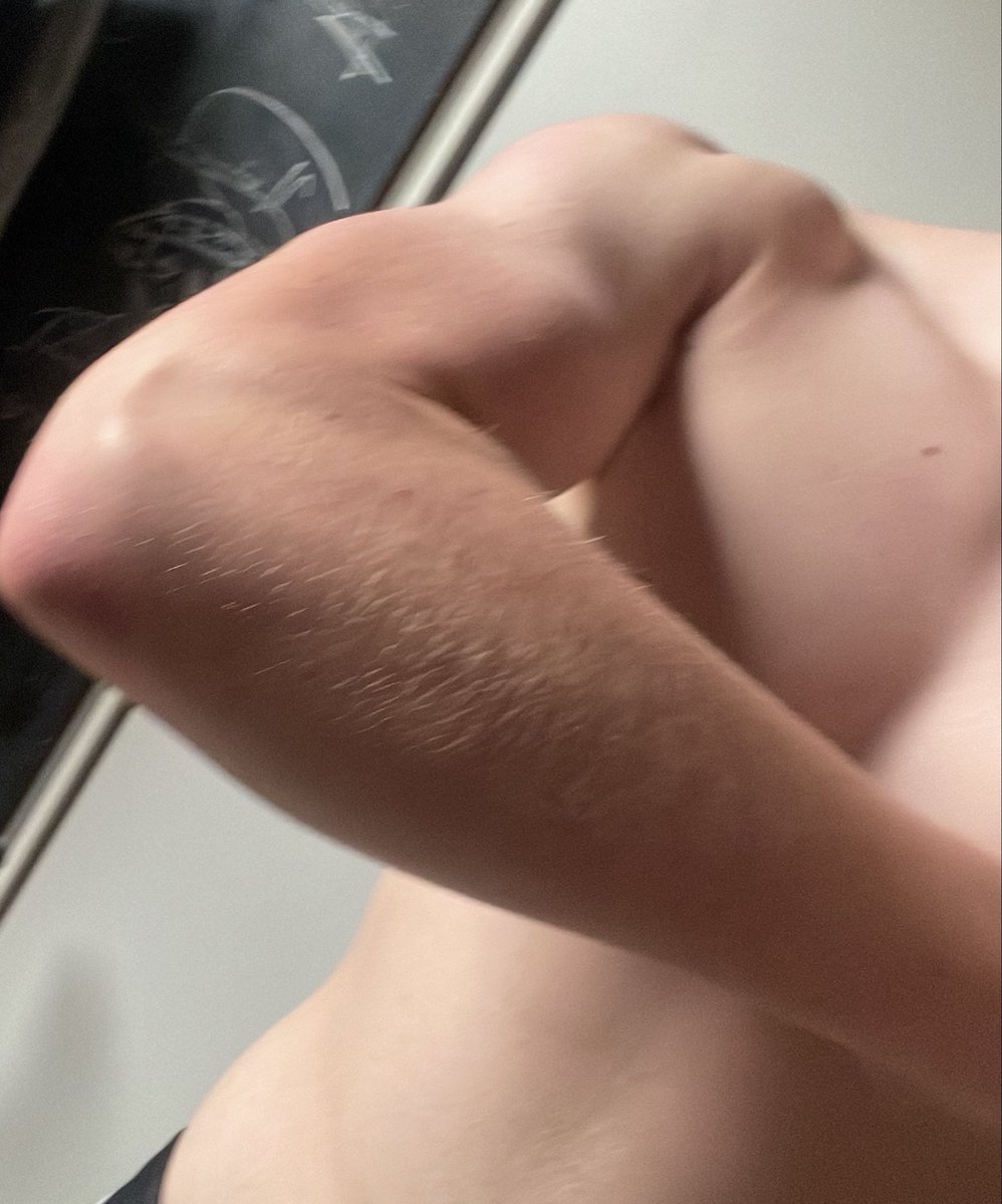 boyblossst's tweet photo. holy tanlines lol #nsfwtwt #bwc #biceps https://t.co/MxAJjgCV95