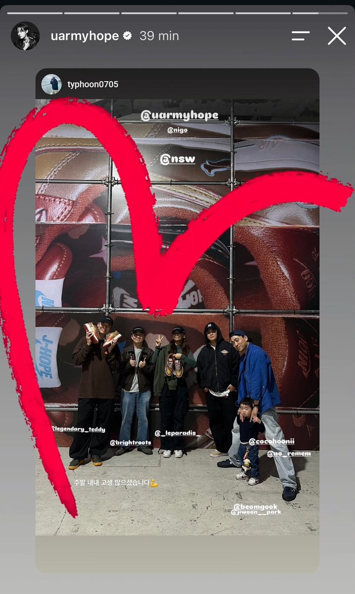 oliiivrr's tweet photo. me emocioné pensando que era una historia diciendo q llegaron a Argentina pero era hobi promocionando su emprendimiento x382947384838 vez https://t.co/3rFwKdFiOA