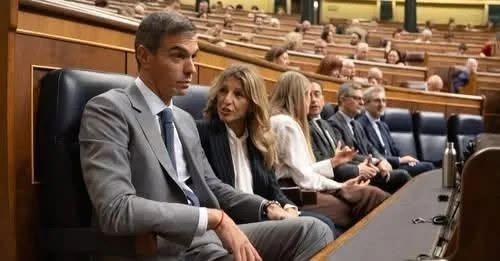pepeluspain's tweet photo. Mari Carmen fue desahuciada bajo un gobierno del PSOE, por una ley del PSOE (LAU 1994) que el PSOE/Sumar no han tocado en 8 años. La sacó la Policía Nacional de Marlaska por orden judicial. Y ella culpaba a Pedro Sánchez de forma directa por ello.
Ahora maquíllalo como puedas. https://t.co/hZpwjCqUPU