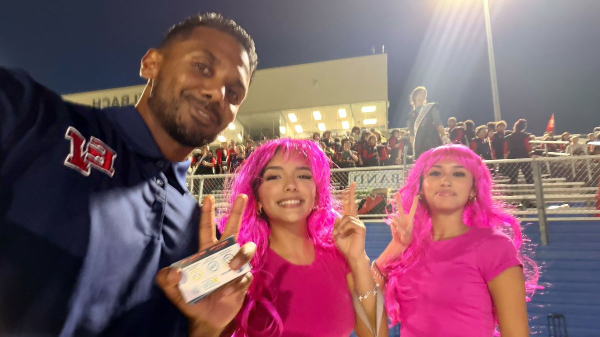 GeorgetownISD's tweet photo. Selfie Sunday (with the Superintendent) 📸 📸 📸 https://t.co/ECYDWYpP4y