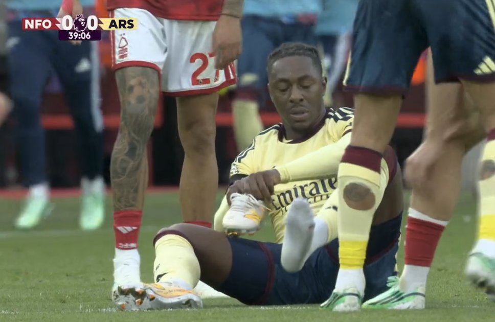 TouchlineX's tweet photo. 📸 - Eze has lost his shoe.

He will need his shoe if he wants to score his first Premier League goal since April. https://t.co/wKXctRt7Cn