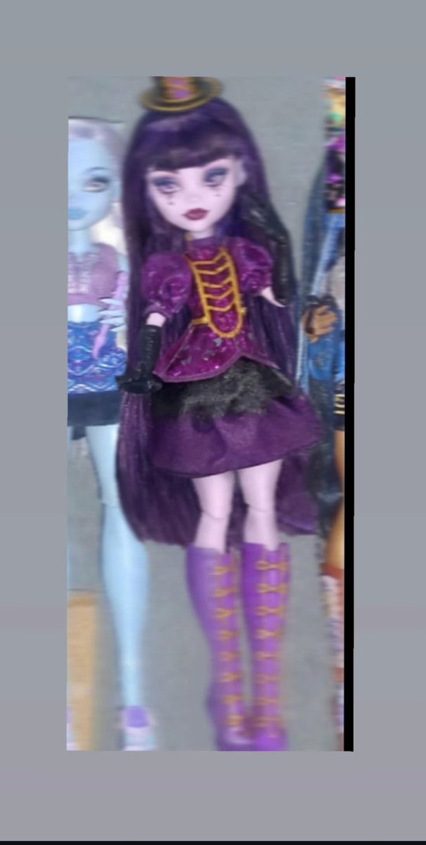TheeStellaBrown's tweet photo. @Ghostlygossipz Its fake I fear, the creases and leg position are 1 to 1 with the image we have , even the bodice and sleeves too https://t.co/MenekglAm6