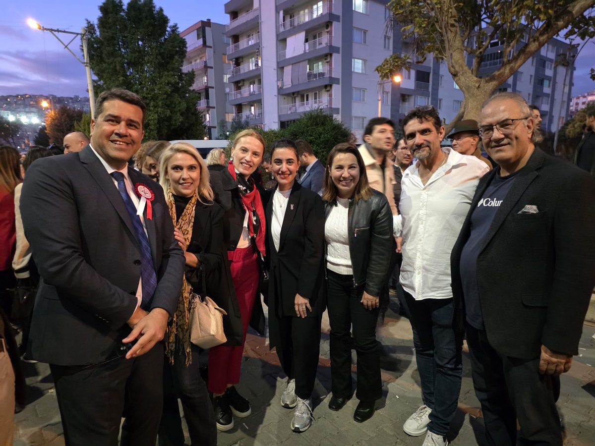 avulkudogan's tweet photo. İzmir Barosu seçimlerini kazanan Cumhuriyetçi Avukatlar Grubu’nu kutluyorum.

İl yöneticimiz Sayın Güldane Dörtbudak Akbay’ın da yer aldığı, kadınların yönetimde güçlü biçimde temsil edildiği bu başarıyı ayrıca kıymetli buluyorum.

Gazi Mustafa Kemal Atatürk’ün yolunda, Cumhuriyetimizin değerlerine ve hukukun üstünlüğüne sahip çıkan; avukatların haklarını ve mesleğimizin sorunlarını önceleyen bir çalışma dönemi diliyorum.

Yeni Baro Başkanı Sayın Serhat Sökmen’i, yönetim ve disiplin kurullarına seçilen meslektaşlarımızı ve Türkiye Barolar Birliği delegelerini tebrik ediyor, tümüne başarılar diliyorum.

İzmir Baromuza ve mesleğimize hayırlı olsun.